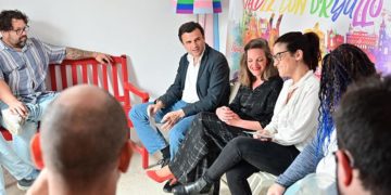 Un momento de la reunión en la sede de la Aghois LGTBIQ+ / FOTO: PP