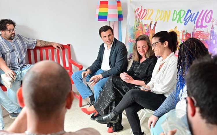 Un momento de la reunión en la sede de la Aghois LGTBIQ+ / FOTO: PP