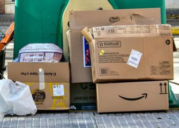 Caja de Amazon entre otros restos tras una noche de Reyes / FOTO: Eulogio García