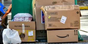 Caja de Amazon entre otros restos tras una noche de Reyes / FOTO: Eulogio García