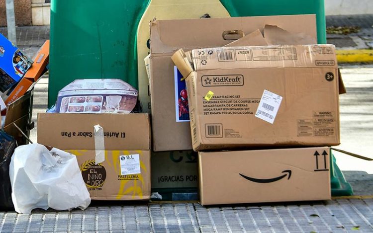 Caja de Amazon entre otros restos tras una noche de Reyes / FOTO: Eulogio García