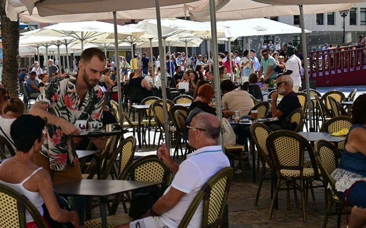 Terraza en la capital gaditana / FOTO: Eulogio García