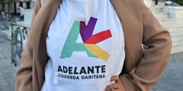 Luciendo camiseta con el logo de la candidatura / FOTO: Eulogio García