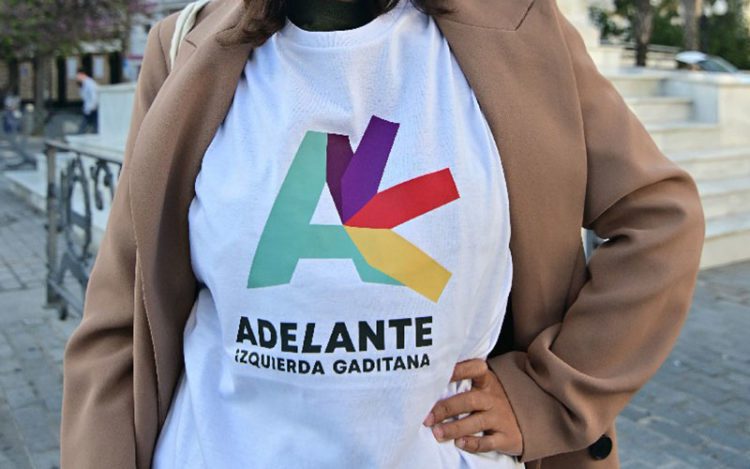 Luciendo camiseta con el logo de la candidatura / FOTO: Eulogio García