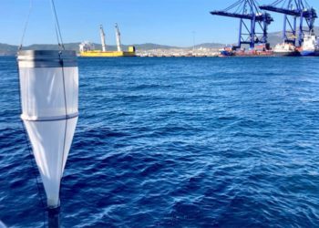 Tomando muestras en el puerto de Algeciras / FOTO: Matías Calvo