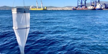 Tomando muestras en el puerto de Algeciras / FOTO: Matías Calvo