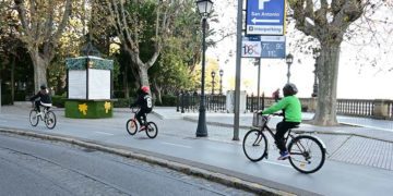 Por el carril bici de la Alameda / FOTO: Eulogio García