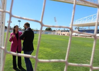 La alcaldesa charla con el presidente del club sobre el verde, en una imagen de 2023 / FOTO: Ayto.