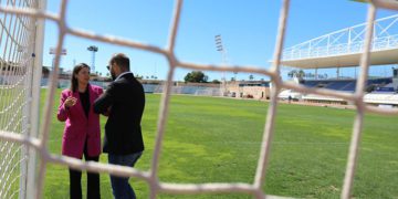 La alcaldesa charla con el presidente del club sobre el verde, en una imagen de 2023 / FOTO: Ayto.