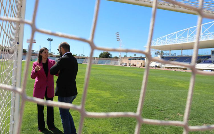 La alcaldesa charla con el presidente del club sobre el verde / FOTO: Ayto.