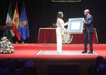 La alcaldesa le entrega el reconocimiento / FOTO: Ayto,