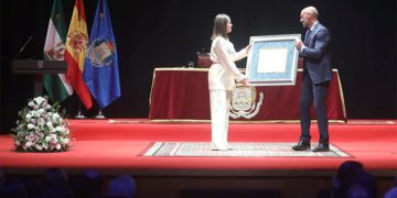 La alcaldesa le entrega el reconocimiento / FOTO: Ayto,
