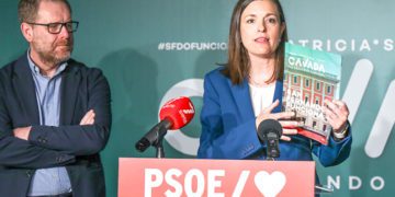 La alcaldesa y candidata con su folleto electoral / FOTO: PSOE