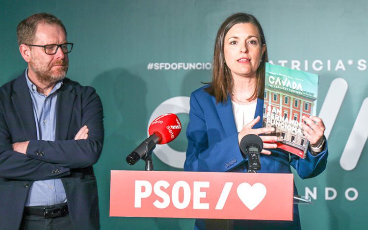 La alcaldesa y candidata con su folleto electoral / FOTO: PSOE