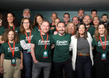 Cavada con parte de su equipo de campaña / FOTO: PSOE