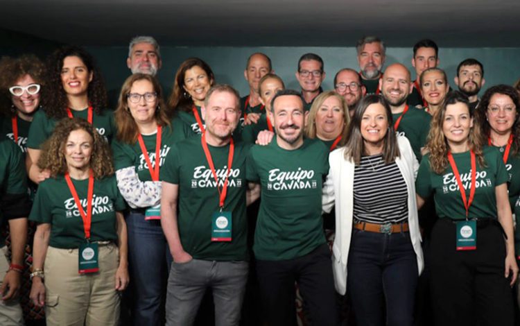 Cavada con parte de su equipo de campaña / FOTO: PSOE