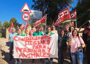 Concentrados a las puertas del centro / FOTO: CCOO