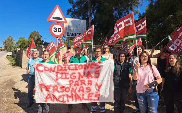 Concentrados a las puertas del centro / FOTO: CCOO