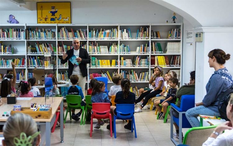 Una pasada actividad con menores en la biblioteca / FOTO: Ayto.