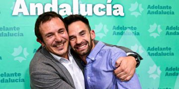 Gesto de cariño y complicidad entre el alcalde y De la Cruz / FOTO: Eulogio García