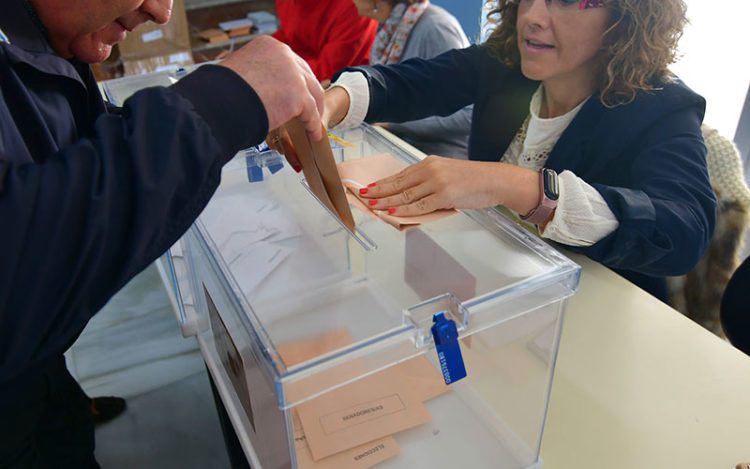 Votando en una pasada convocatoria / FOTO: Eulogio García