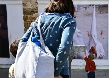 Familia absorta con una de las imágenes / FOTO: Eulogio García