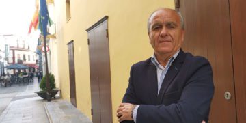 Fornell posando junto al Teatro de las Cortes / FOTO: 3R