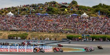 Miles de aficionados apostados en una de las curvas / FOTO: circuito de Jerez