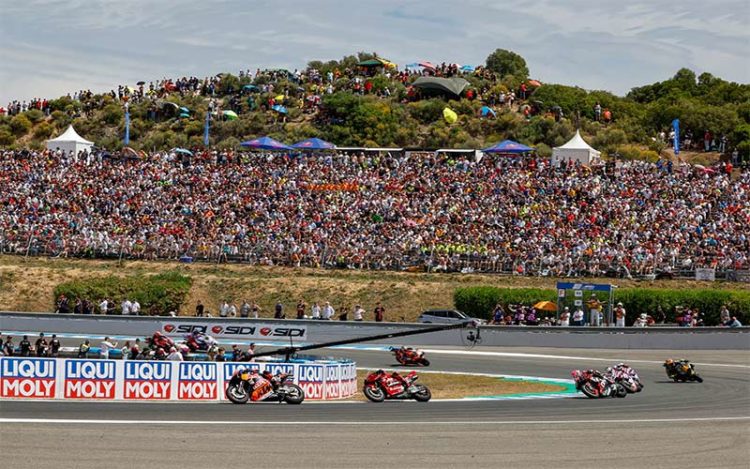 Miles de aficionados apostados en una de las curvas / FOTO: circuito de Jerez