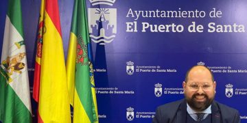 El concejal del PP sonriente en una rueda de prensa / FOTO: Ayto.
