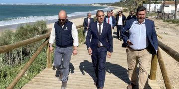 El subdelegado entre el alcalde y el el jefe de la Demarcación de Costas / FOTO: Subdelegación