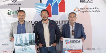 Con los carteles del evento y del 'Año Náutico' / FOTO: Ayto.