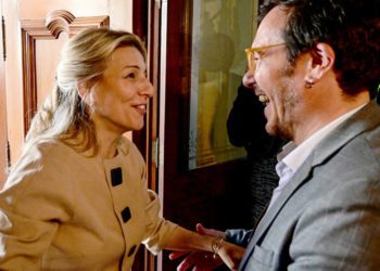 Saludo efusivo a las puertas del Consistorio / FOTO: Eulogio García