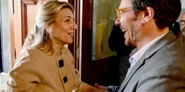 Saludo efusivo a las puertas del Consistorio / FOTO: Eulogio García