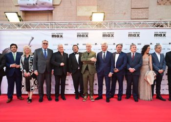 Las autoridades posando con Tricicle / FOTO: Eulogio García