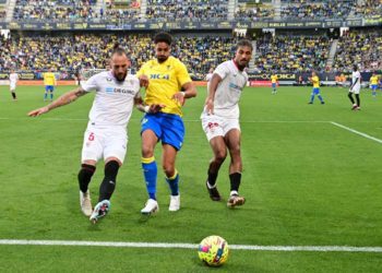 Chris Ramos peleando una pelota hasta la línea de fondo / FOTO: Eulogio García