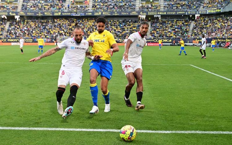 Chris Ramos peleando una pelota hasta la línea de fondo / FOTO: Eulogio García