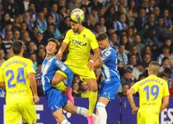 El delantero gaditano imponiéndose en un salto / FOTO: Cádiz CF