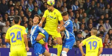 El delantero gaditano imponiéndose en un salto / FOTO: Cádiz CF