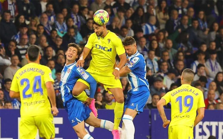 El delantero gaditano imponiéndose en un salto / FOTO: Cádiz CF