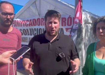 Atendiendo a la prensa tras charlar con los acampados / FOTO: Adelante Andalucía