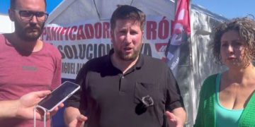 Atendiendo a la prensa tras charlar con los acampados / FOTO: Adelante Andalucía