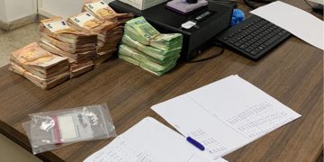 Contando el dinero intervenido, en dependencias policiales / FOTO: Policía Nacional