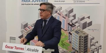Torres delante del panel en el que se recrea el proyecto / FOTO: PSOE