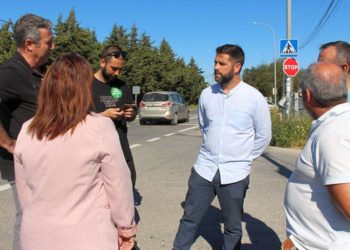 El candidato y parte de su equipo a pie de carretera / FOTO: IU