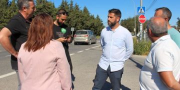 El candidato y parte de su equipo a pie de carretera / FOTO: IU
