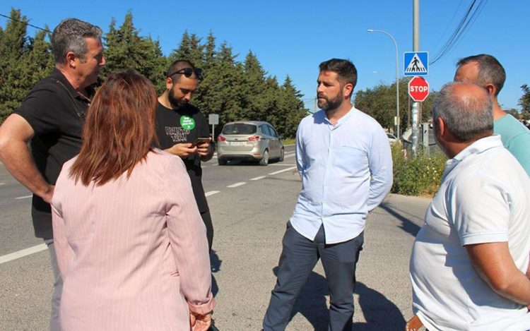 El candidato y parte de su equipo a pie de carretera / FOTO: IU