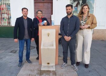 Posado con la nueva fuente / FOTO: Ayto.