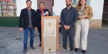 Posado con la nueva fuente / FOTO: Ayto.