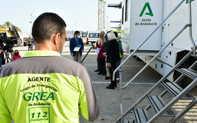 Personal del 112 en un acto ante la prensa de la Junta / FOTO: Eulogio García